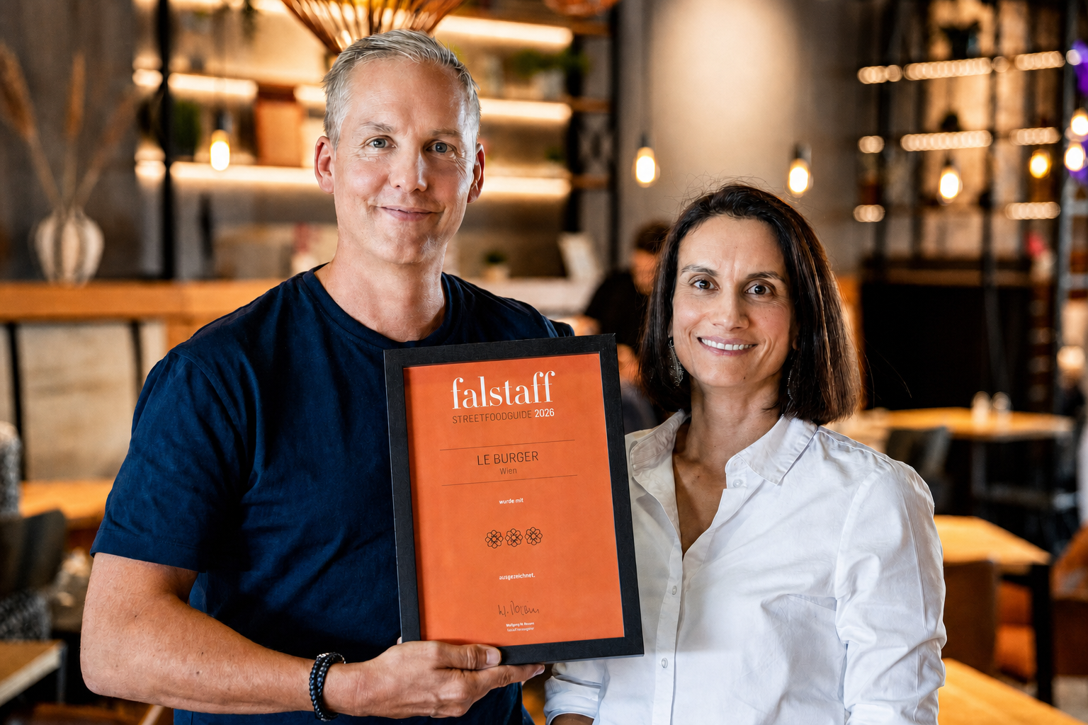 Herbert und Irene gemeinsam im Restaurant mit der Falstaff-Auszeichnung 2026